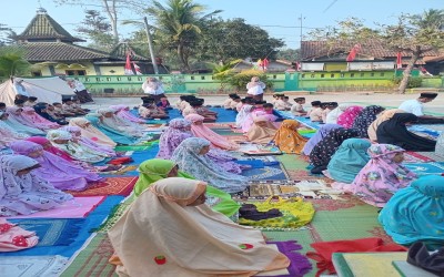 Pembiasaan Kegiatan Keagamaan Sholat Jumat berjamaah